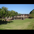 Die sog. Brücke vor dem südlichen Tor zum heiligen Zentrum des Geschichtsparks Phimai
